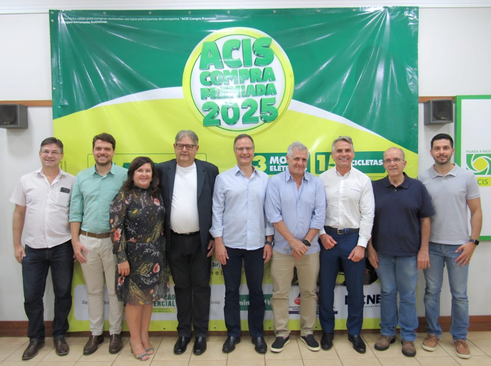 Foto oficial da nova diretoria para o biênio 2025/2027. Da esquerda para a direita: o suplente do conselho deliberativo, Marcos Souza de Oliveira; o 1° tesoureiro, Danilo Canesin Viel; a integrante do conselho deliberativo, Adriana Drude Almeida de Mello; o presidente da associação, Walceles Paulo de Mello; o integrante do conselho deliberativo, Renato Figueiredo Pacca; o 2° vice-presidente, Paulo Roberto Scaranelo; o membro do conselho fiscal, Antônio Eduardo Tonielo Filho; o integrante do conselho deliberativo, Paulo Menechelli; e o também integrante do conselho deliberativo, Fábio Ricardo Beneguini